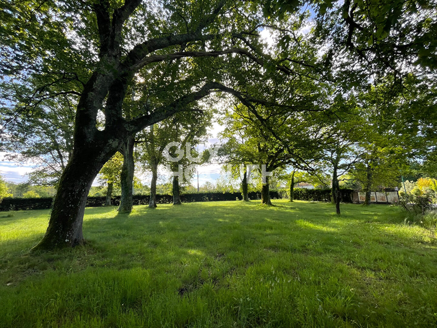 Terrain constructible de 1736 m2 dans le centre bourg de Mezos