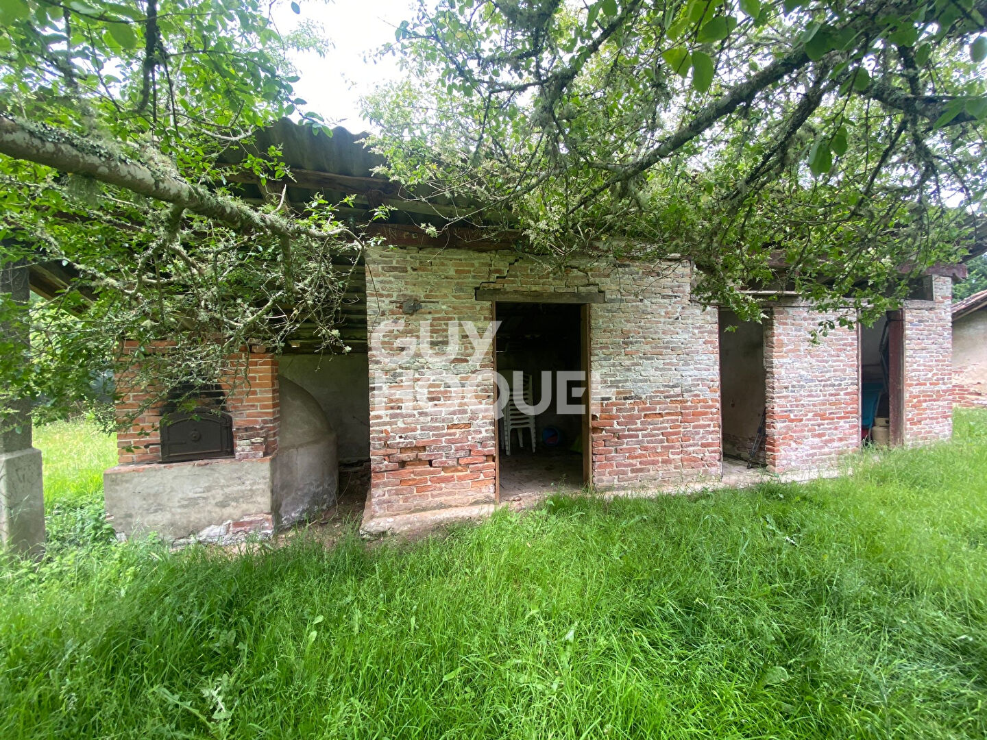 Terrain constructible de 785 m2 dans le centre bourg de Mezos