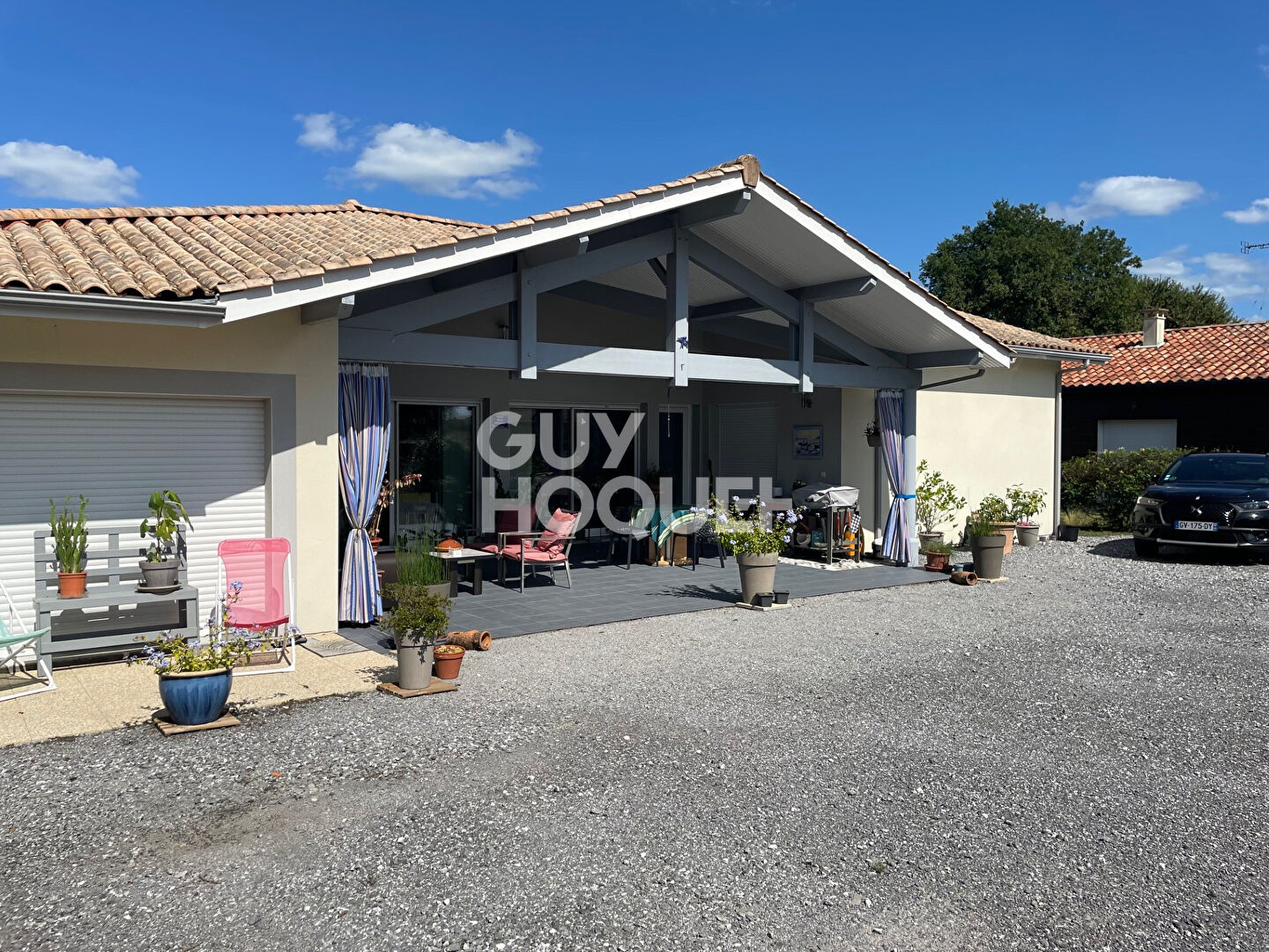 Grand séjour salle à Manger avec cuisine américaine équipée.