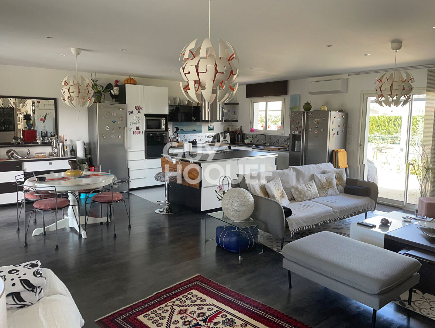 Grand séjour salle à Manger avec cuisine américaine équipée.