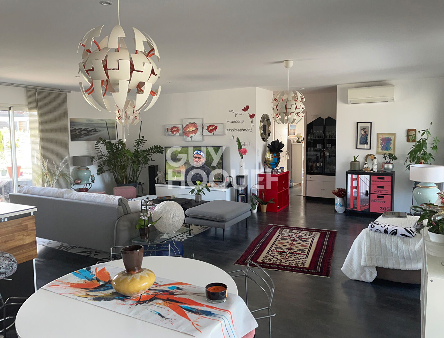 Grand séjour salle à Manger avec cuisine américaine équipée.