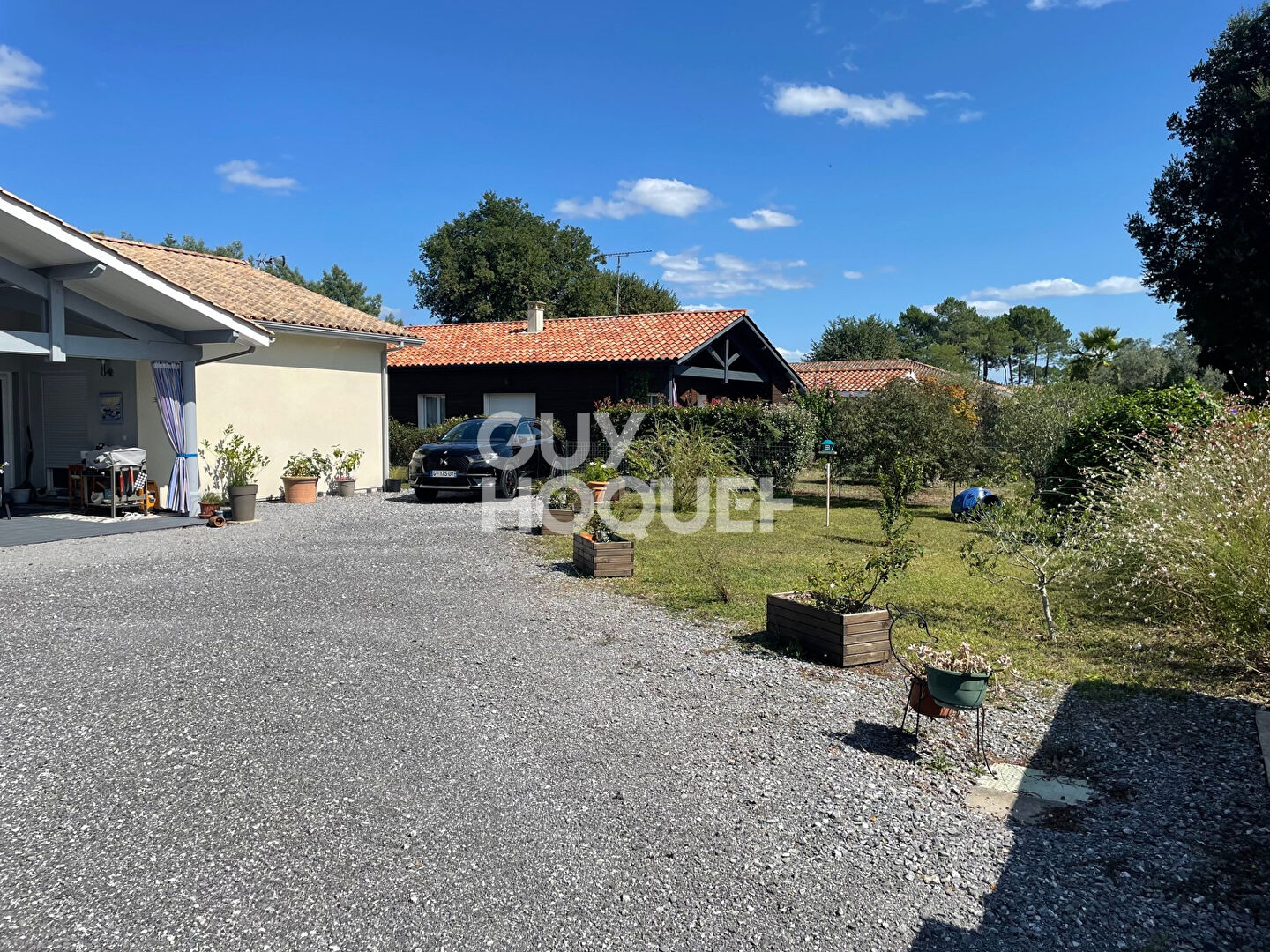 Grand séjour salle à Manger avec cuisine américaine équipée.