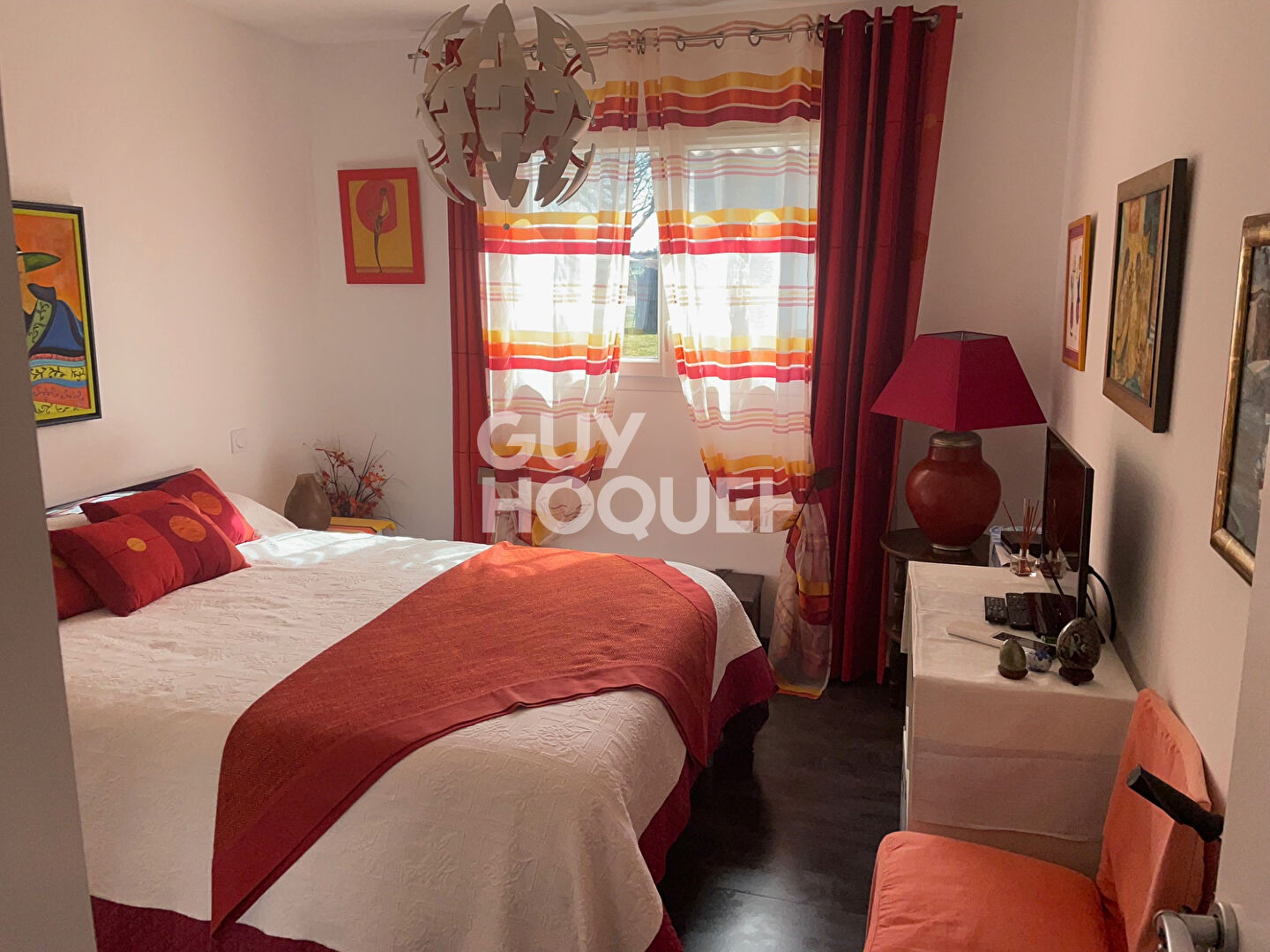 Grand séjour salle à Manger avec cuisine américaine équipée.