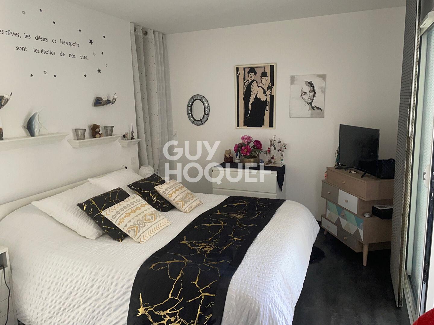 Grand séjour salle à Manger avec cuisine américaine équipée.