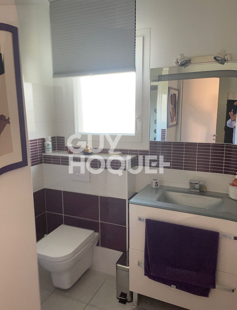 Grand séjour salle à Manger avec cuisine américaine équipée.