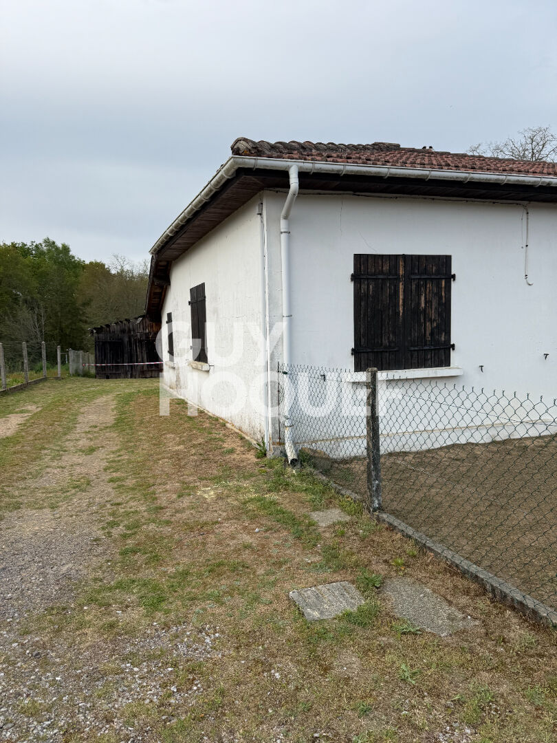 Maison mitoyenne 3 chambres de 67 m2 à rénover + grange
