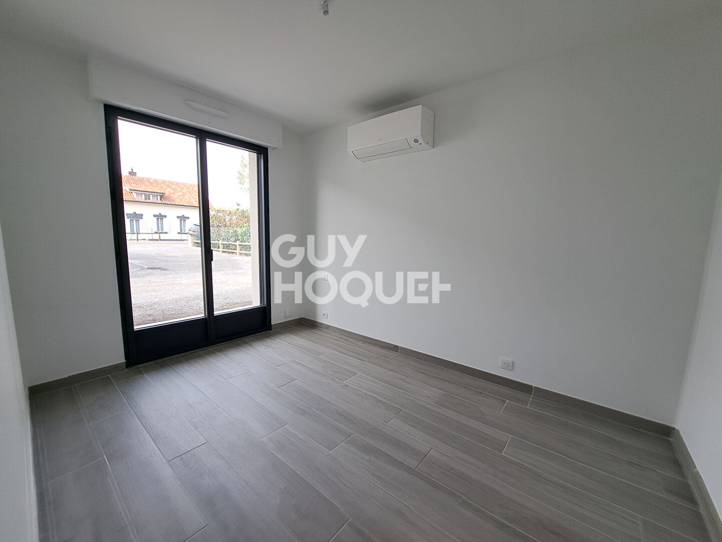 Maison meublée individuelle neuve avec jardin