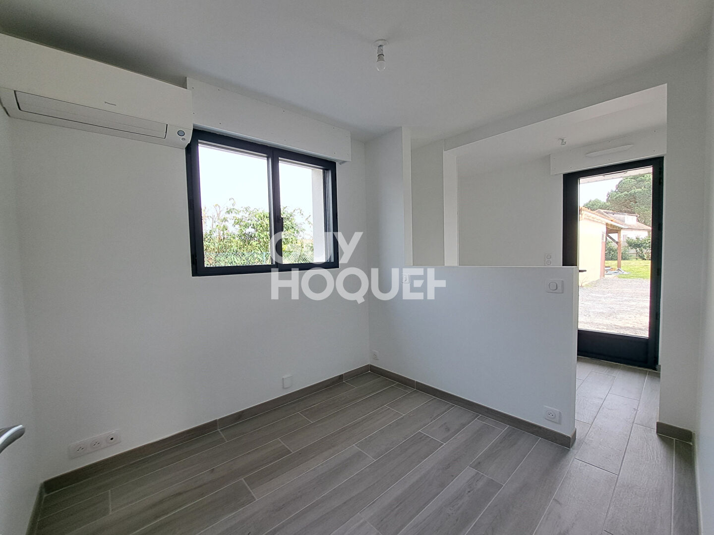 Maison meublée individuelle neuve avec jardin