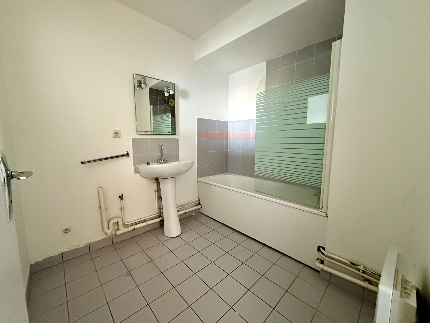 2 PIÈCES  CENTRE LIEUSAINT 48.97 m2 - TERRASSE - 2 PARKINGS