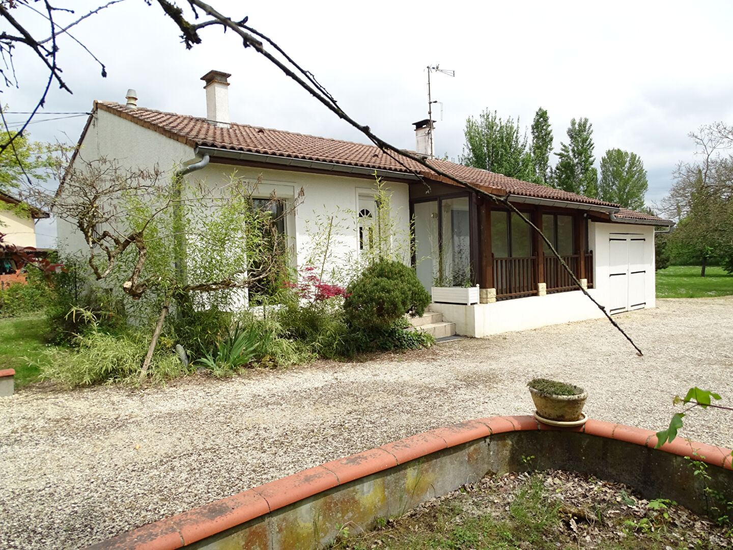 SAINT NAUPHARY : maison 4 pièces à louer avec grand jardin