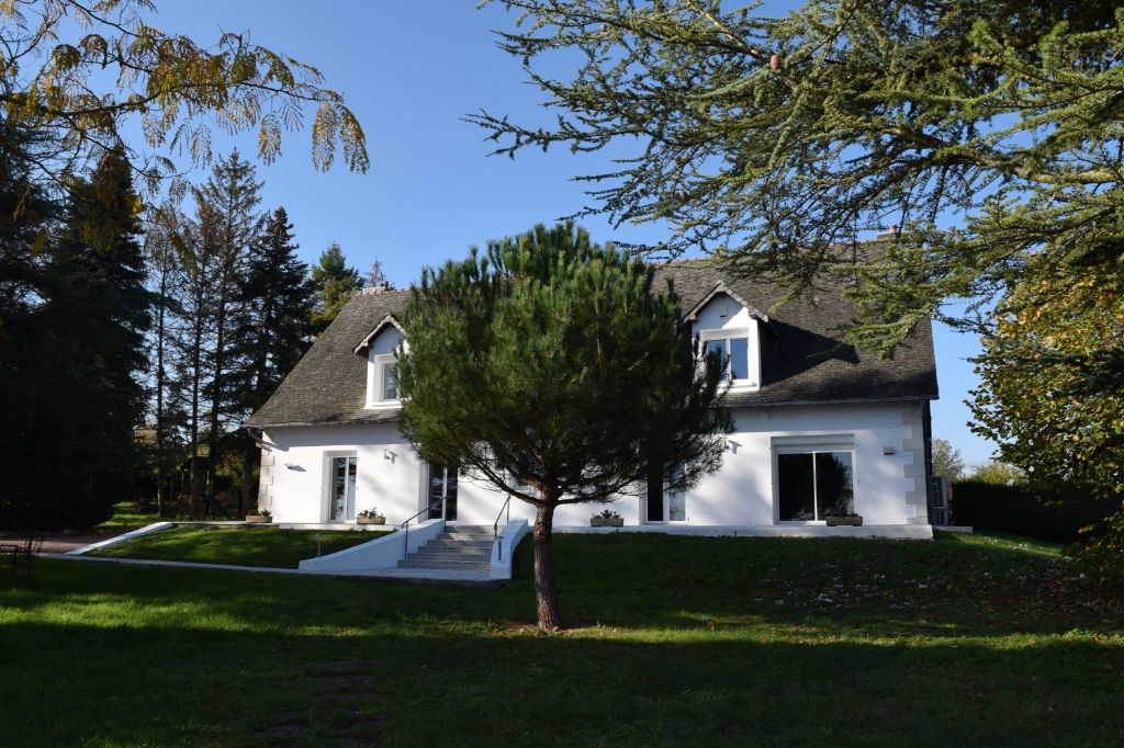 Maison de 300m2  dans Loches avec grand jardin Guy hoquet com  Maison de 300m2  dans Loches avec grand jardin Guy hoquet com