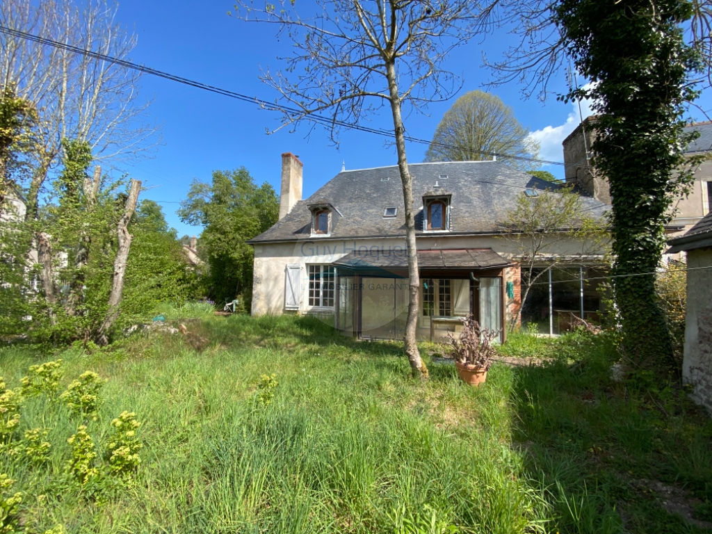 Moulin au calme avec bief sur 1500 m2.