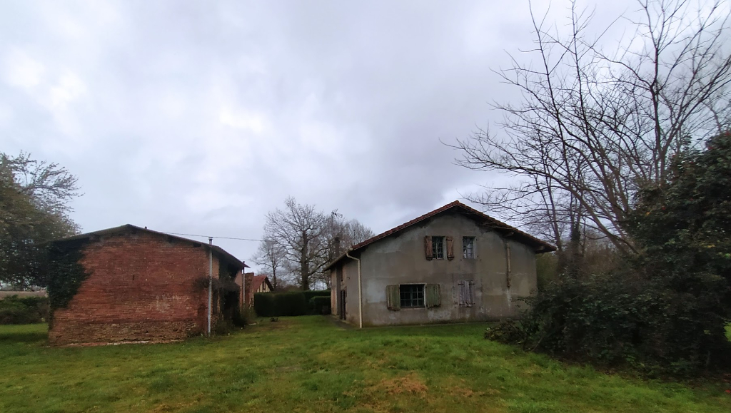 Grande maison avec potentiel, à rénover.