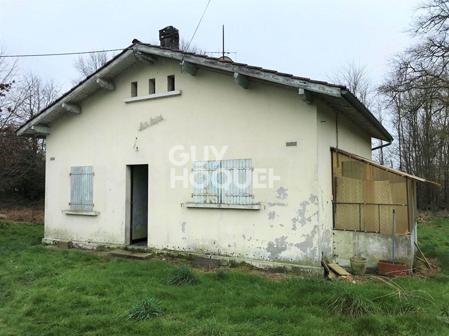 Maison et garage à rénover sur 5600 m² de terrain.