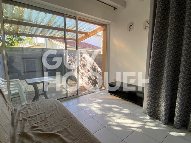 Petite maison mitoyenne de type T2 meublée