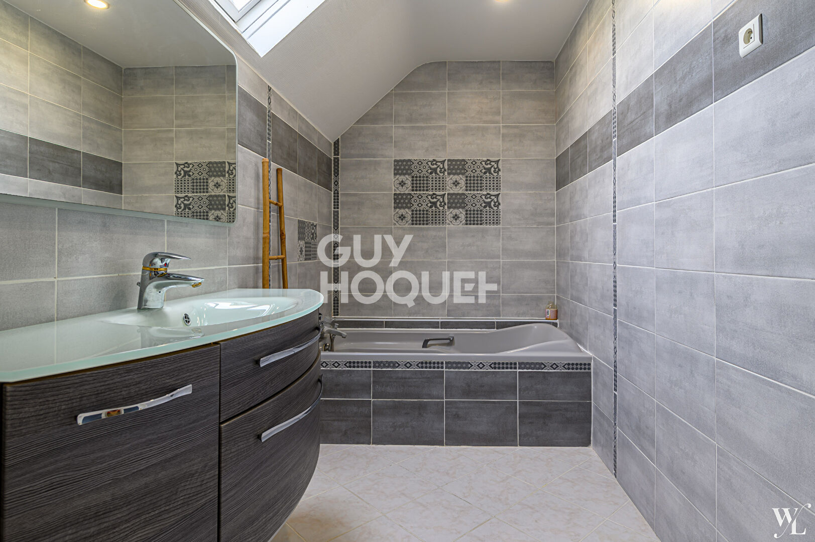 Superbe maison familiale à Saint Pierre Du Mont 6 pièce(s) 192 m2