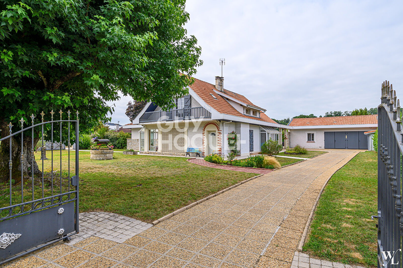 Superbe maison familiale à Saint Pierre Du Mont 6 pièce(s) 192 m2