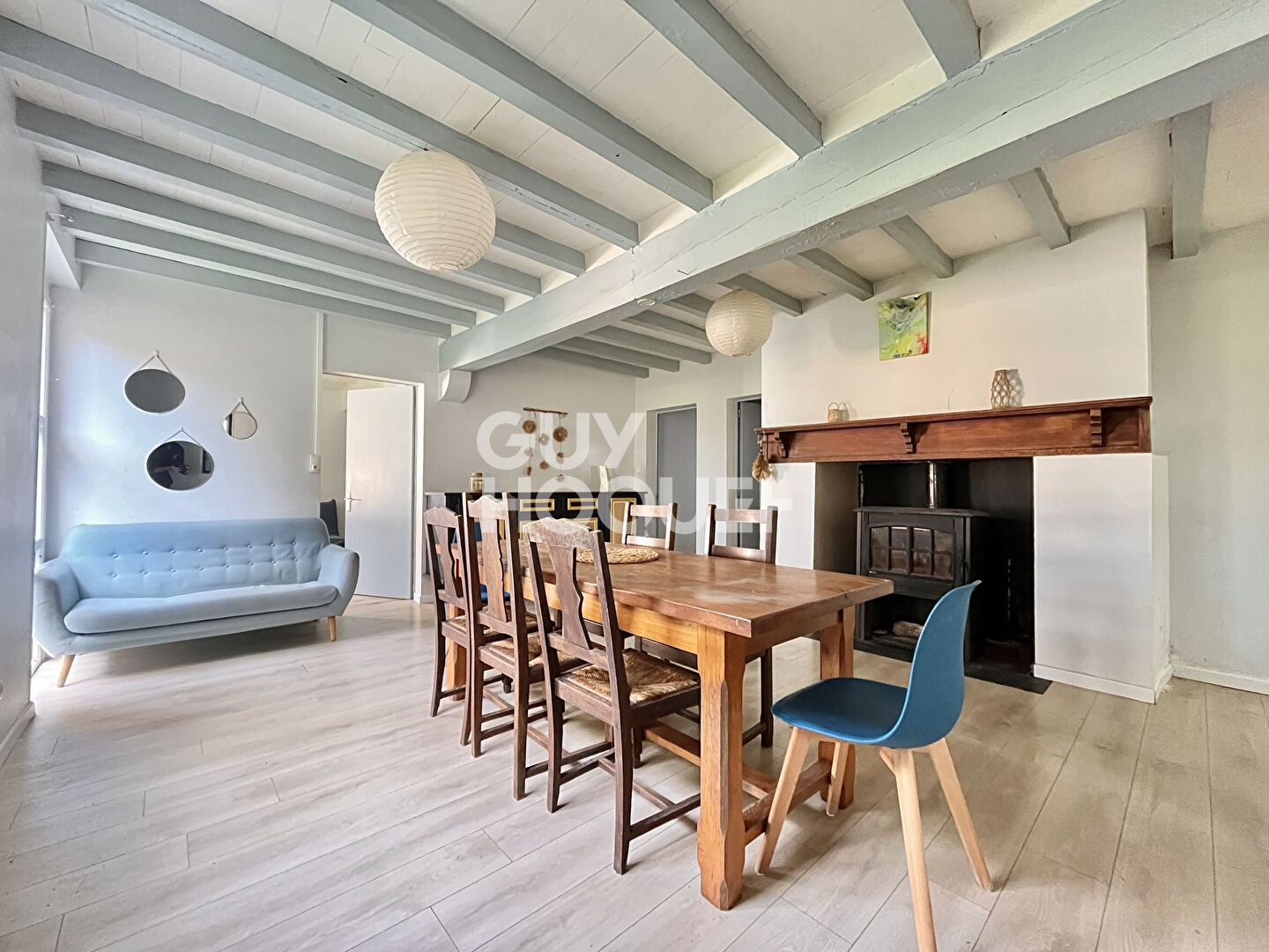 Coquette maison de plain-pied, 3 chambres, garage et dépendances