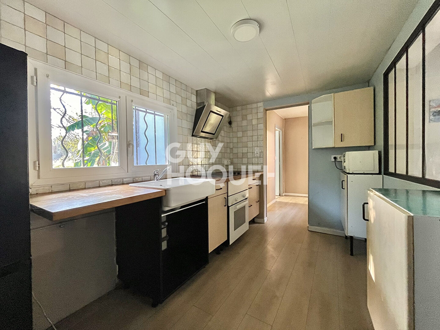 Coquette maison de plain-pied, 3 chambres, garage et dépendances