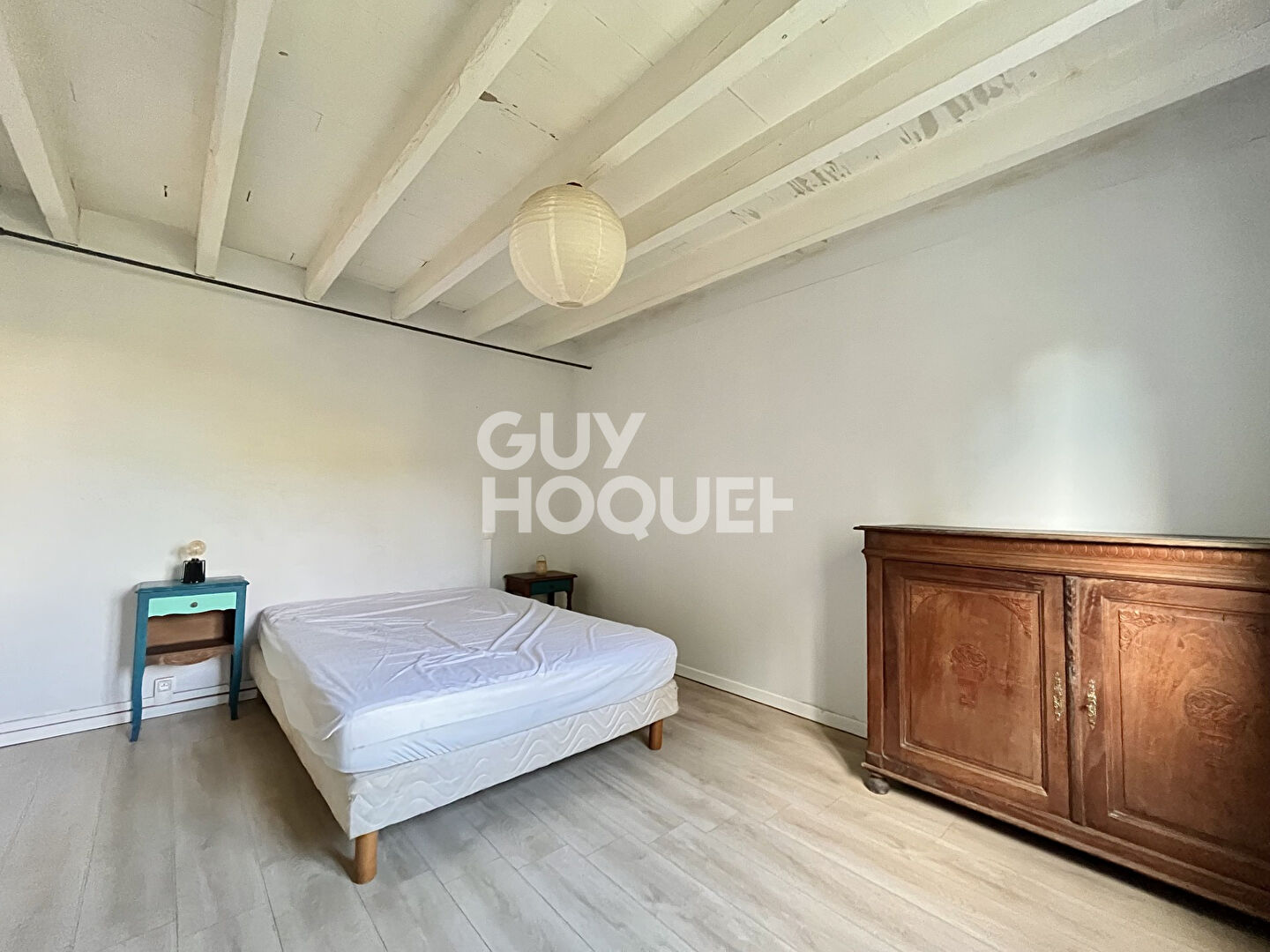 Coquette maison de plain-pied, 3 chambres, garage et dépendances