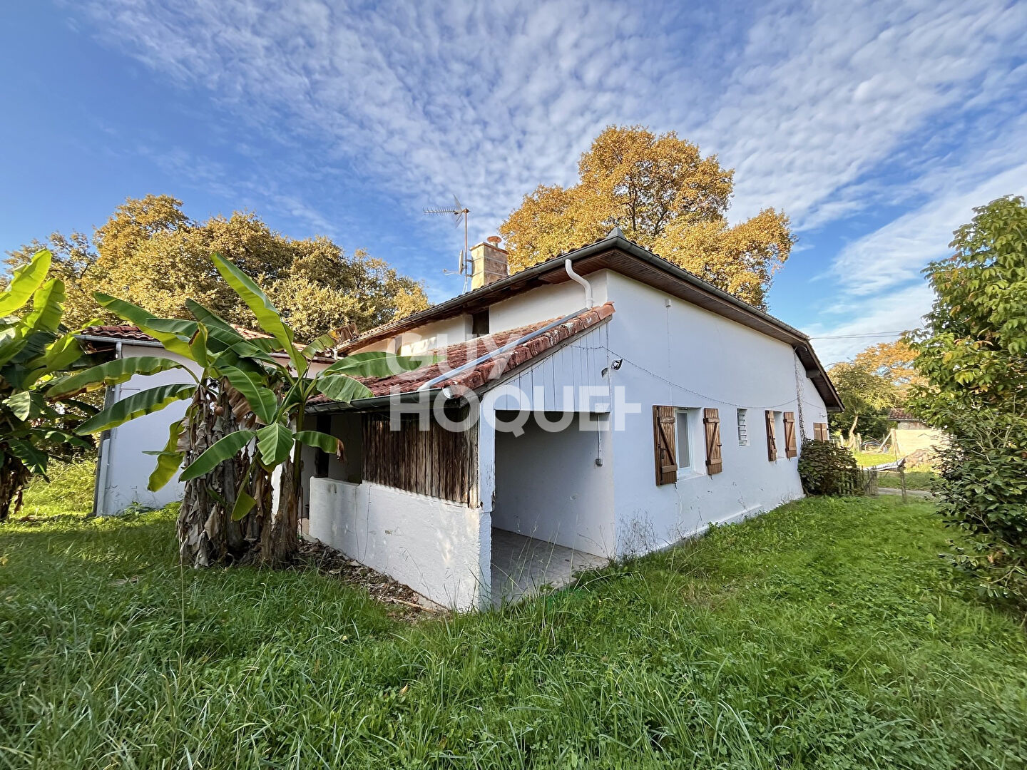 Coquette maison de plain-pied, 3 chambres, garage et dépendances