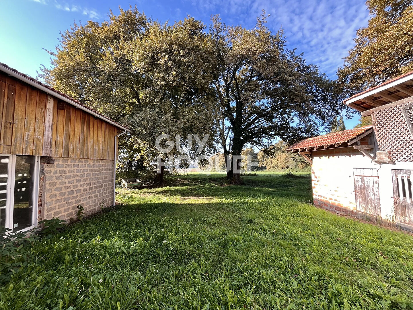 Coquette maison de plain-pied, 3 chambres, garage et dépendances