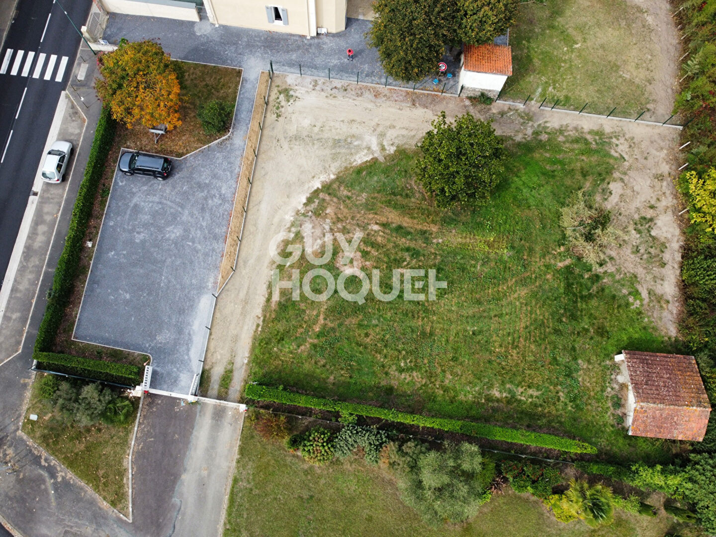 Terrain constructible de 1 150 m² sis au bourg du village