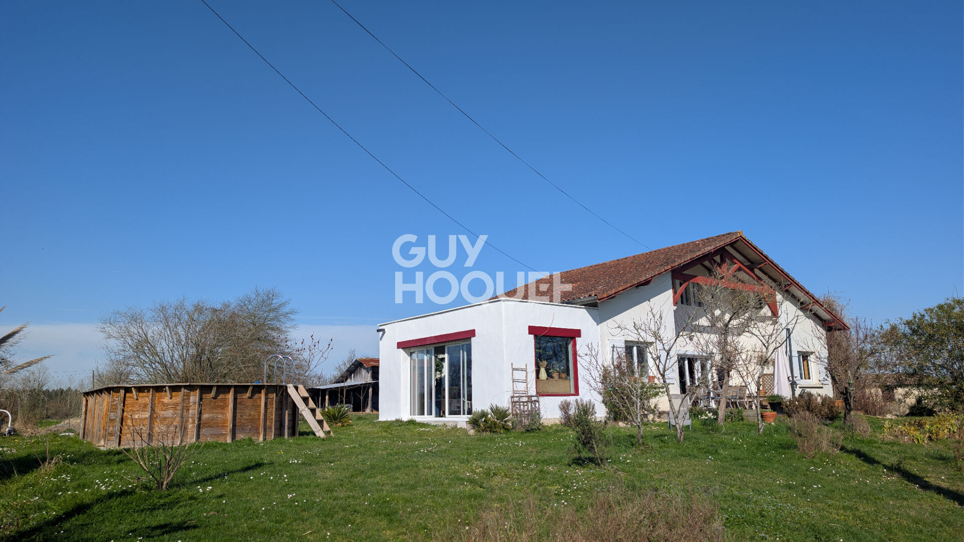 Propriété rénovée avec grand terrain, dépendances Cadre Privilégié