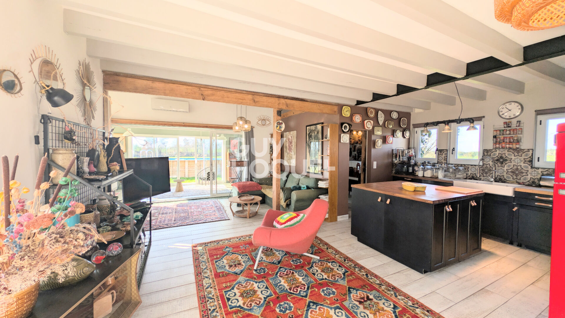 Propriété rénovée avec grand terrain, dépendances Cadre Privilégié