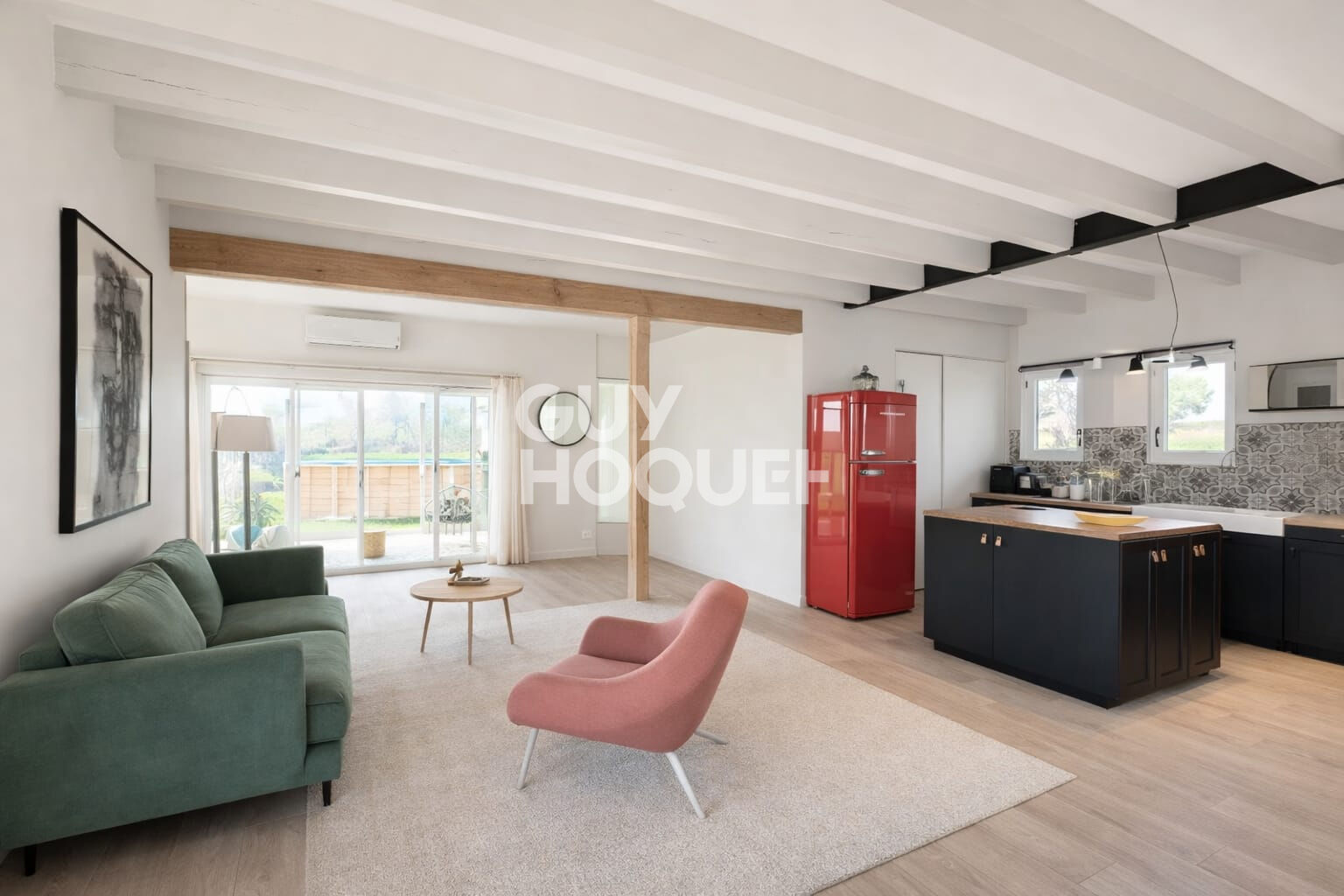 Propriété rénovée avec grand terrain, dépendances Cadre Privilégié