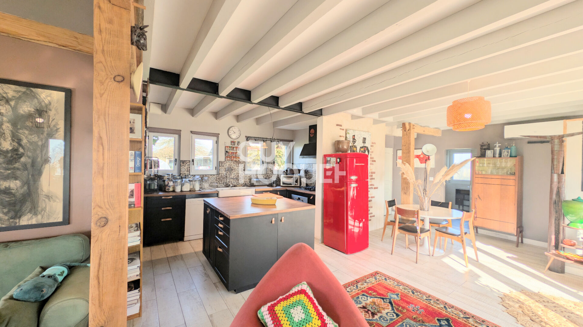 Propriété rénovée avec grand terrain, dépendances Cadre Privilégié