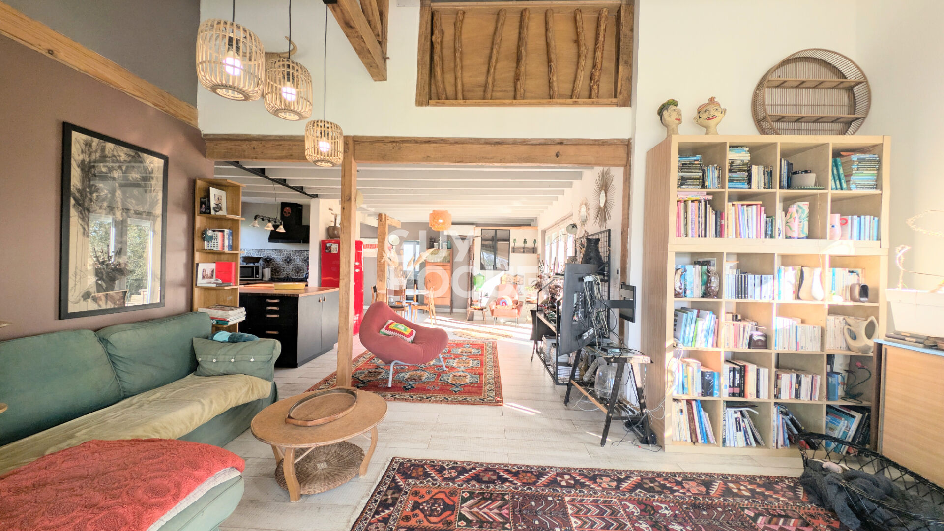 Propriété rénovée avec grand terrain, dépendances Cadre Privilégié