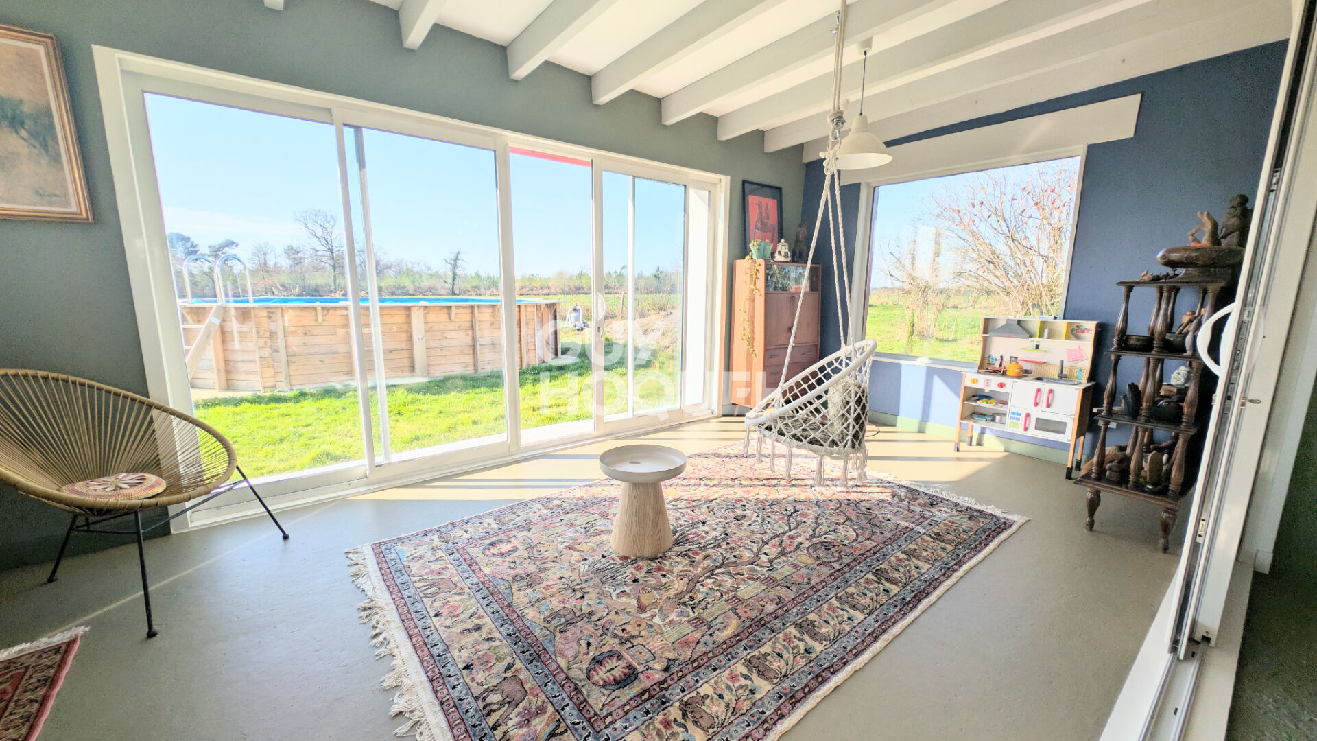 Propriété rénovée avec grand terrain, dépendances Cadre Privilégié