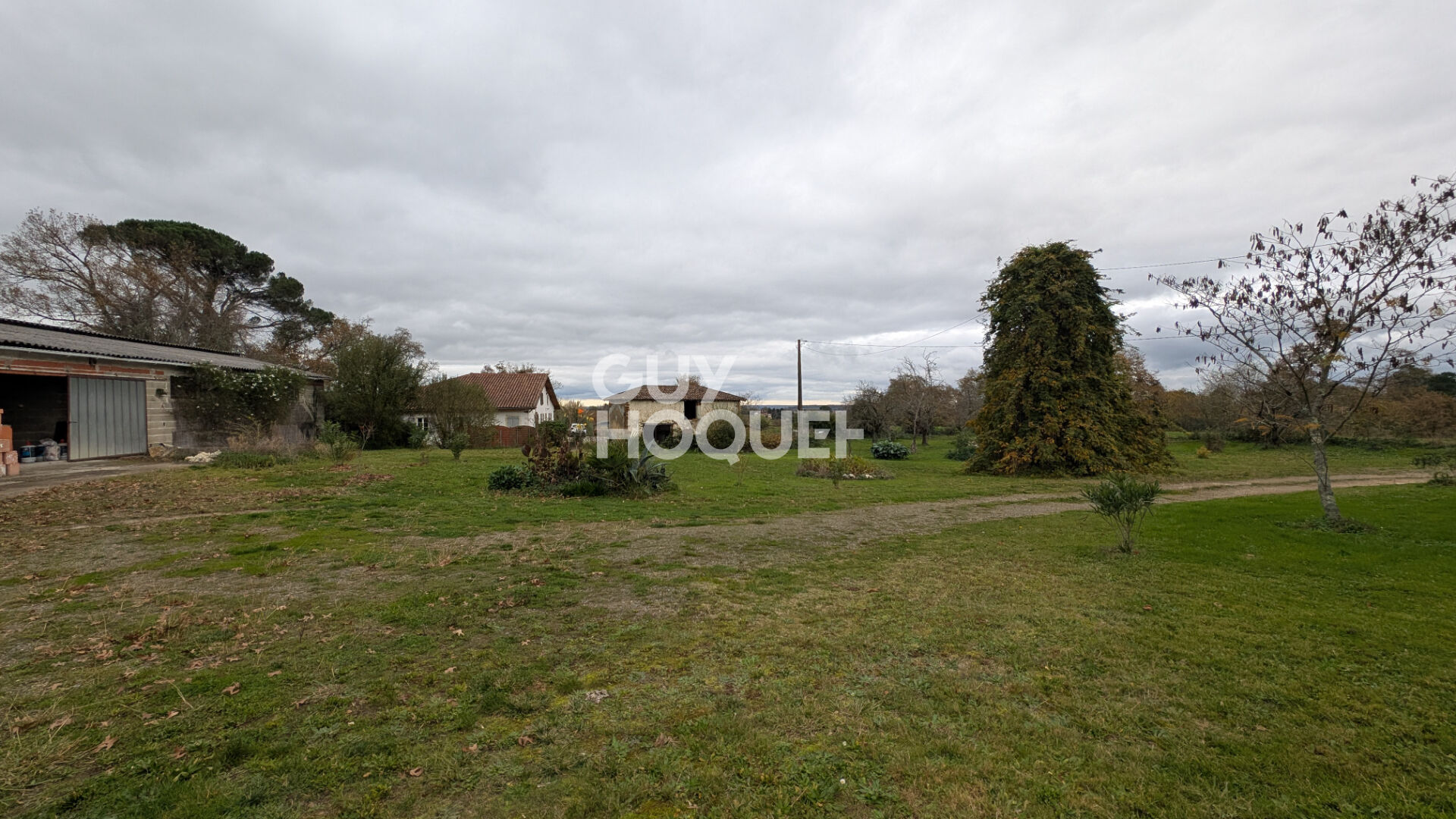 Propriété rénovée avec grand terrain, dépendances Cadre Privilégié