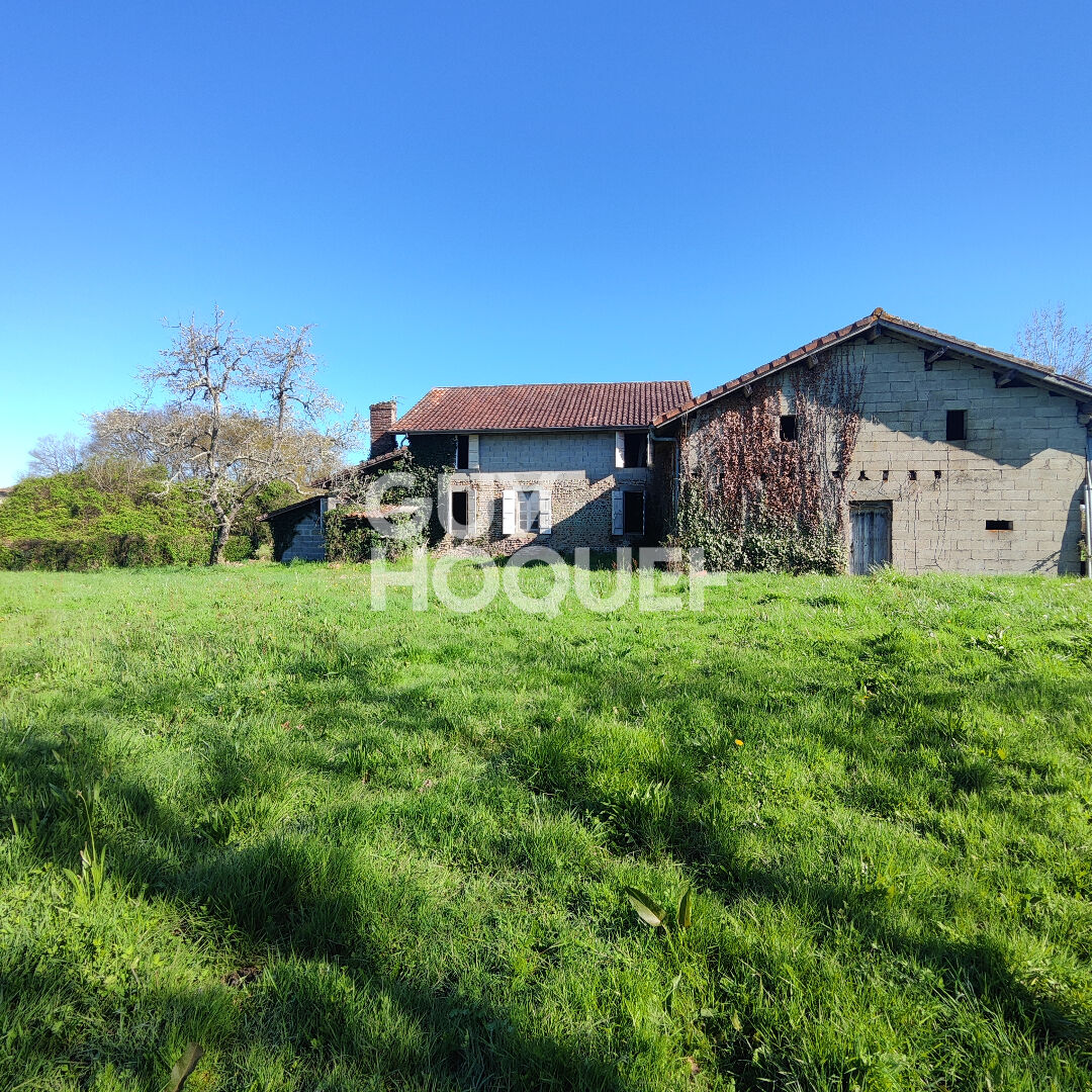 Corps de ferme à renover avec étables 