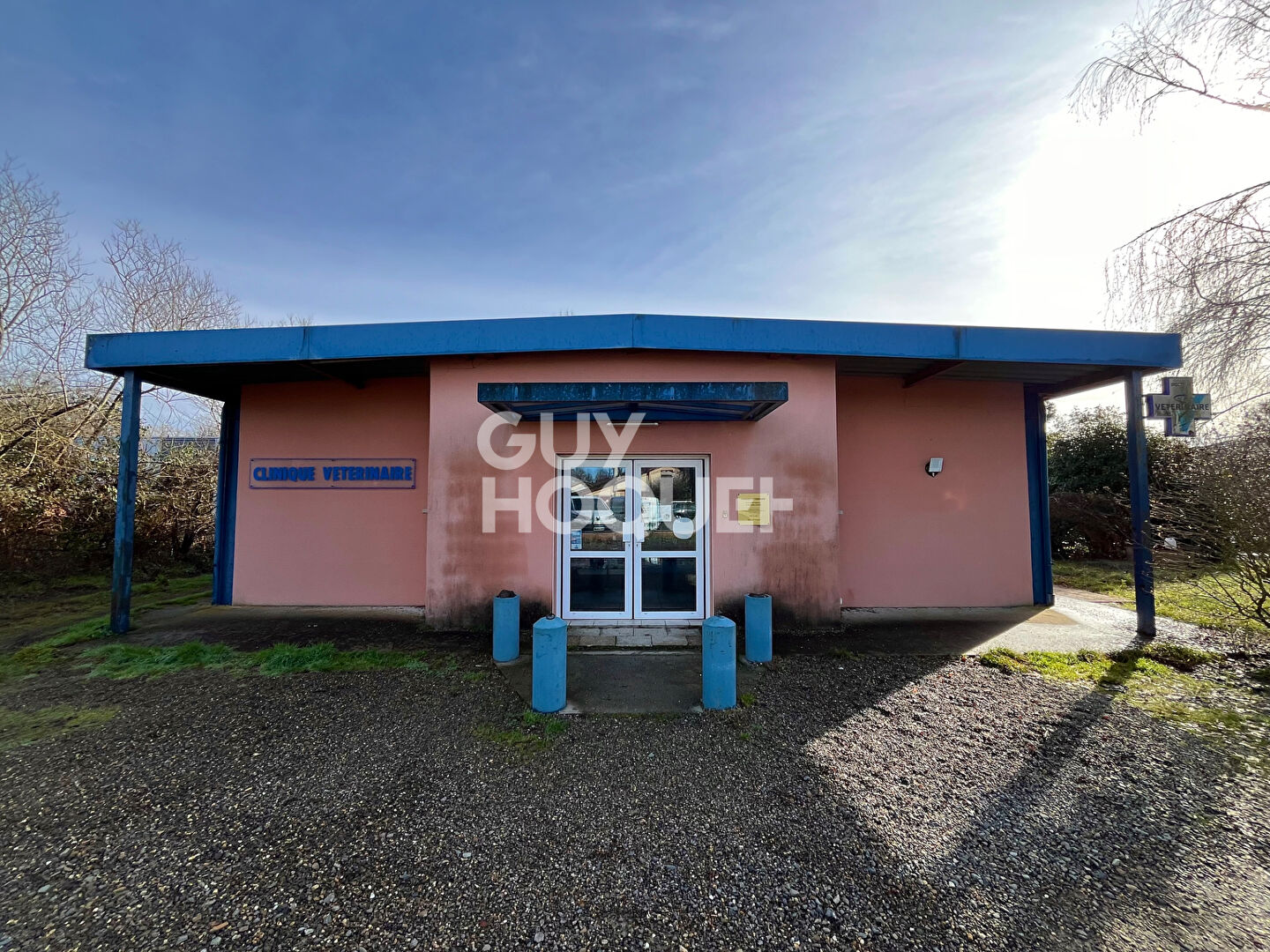 Local commercial de 288 m², hangar et parking