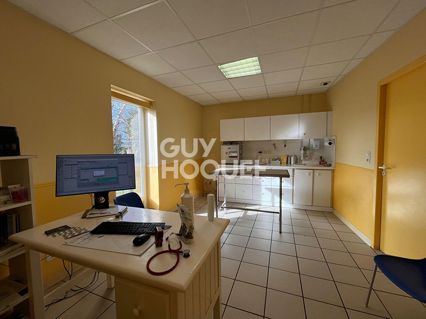 Local commercial de 288 m², hangar et parking