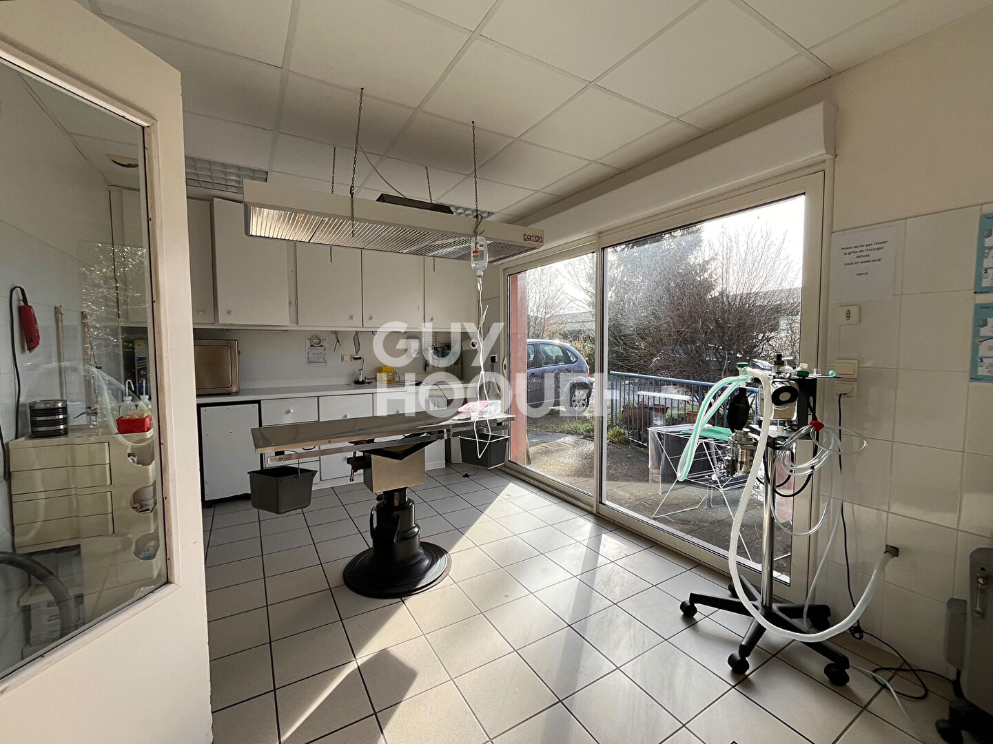 Local commercial de 288 m², hangar et parking