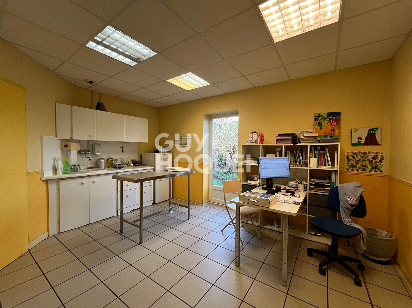 Local commercial de 288 m², hangar et parking