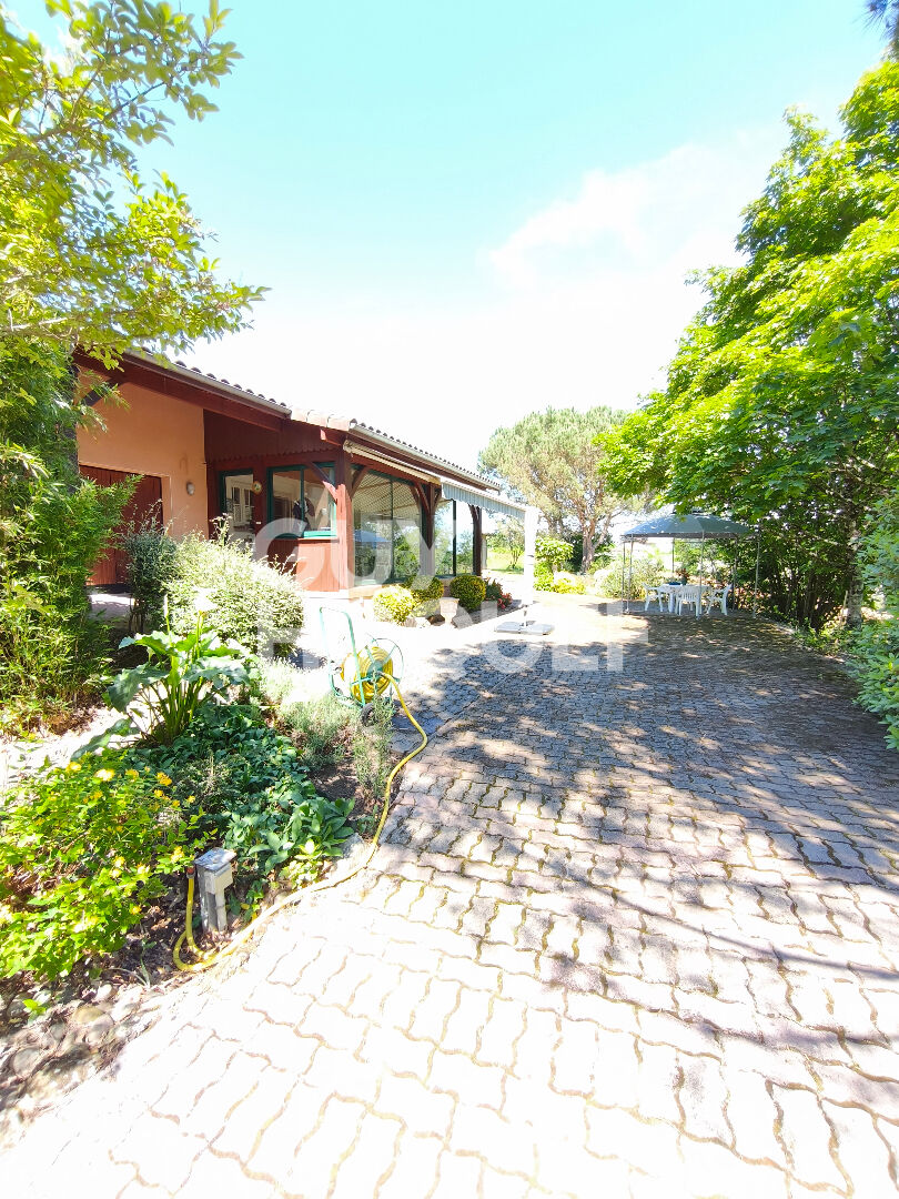 Coquuette maison de 82 m2, 2 chambres ,veranda et garage