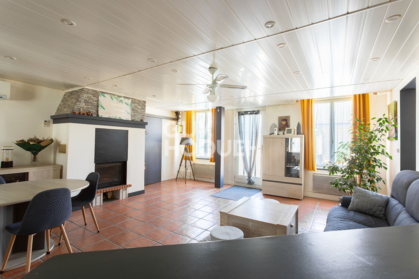 Authenticité et beaux volumes : 150 m² de charme et fort potentiel