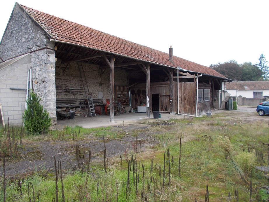 Parcelle avec grange préau à LARCHANT