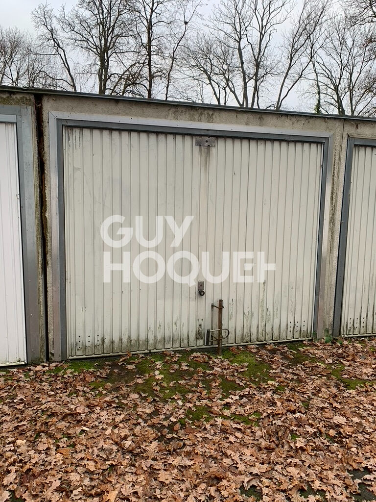 BOX / GARAGE FERME - QUARTIER DES ECHASSONS - LONGPONT /O
