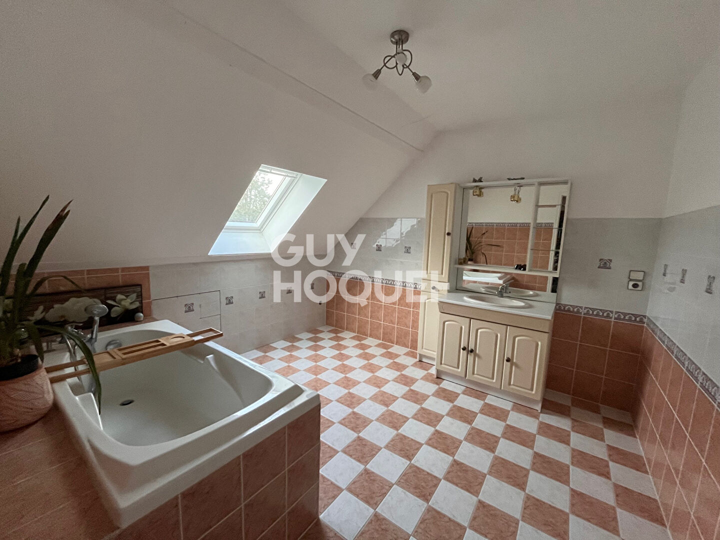 Maison individuelle de 169 m²  avec 4 chambres érigée sur un terrain de 2500m²