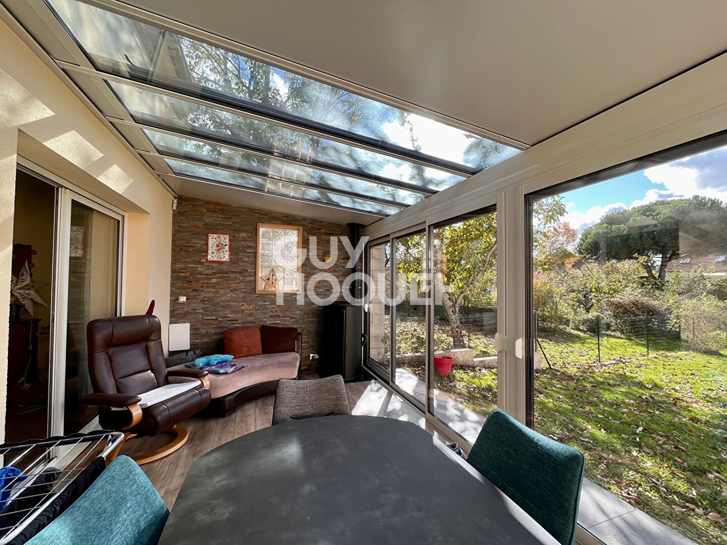 Maison des années 2000 de 143 m²  sur un terrain de 508m² avec quatre chambres.