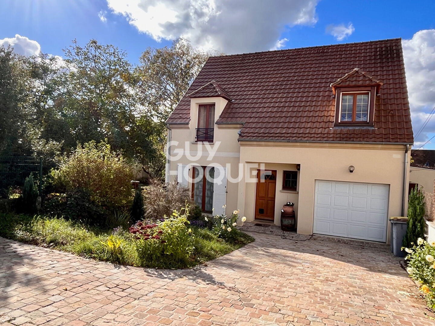 Maison des années 2000 de 143 m²  sur un terrain de 508m² avec quatre chambres.