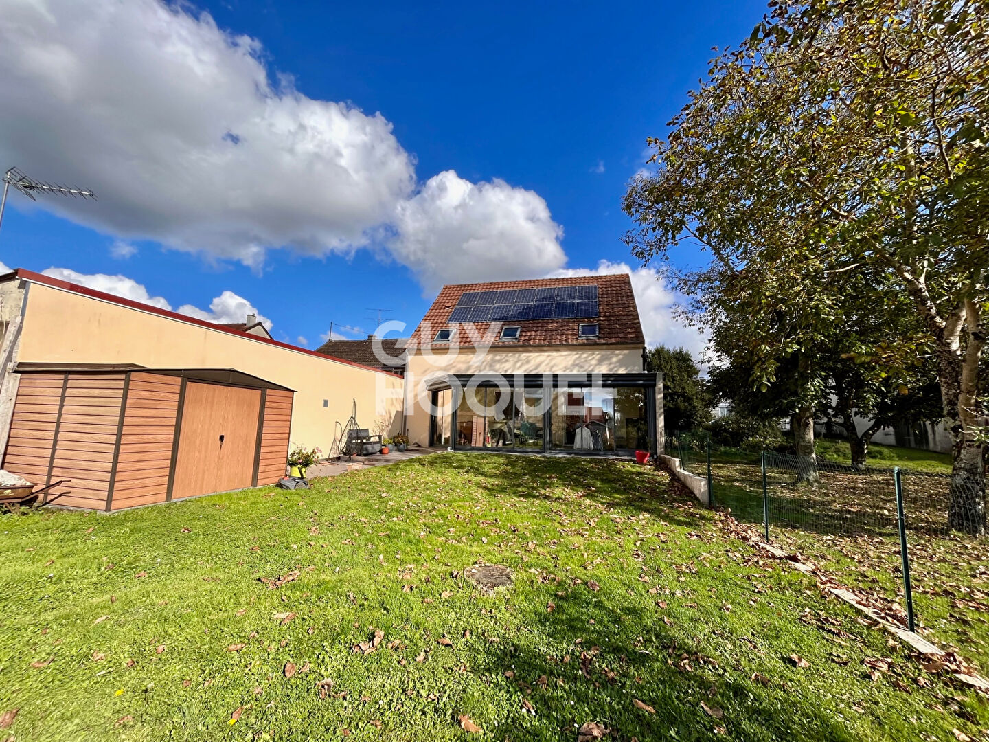 Maison des années 2000 de 143 m²  sur un terrain de 508m² avec quatre chambres.