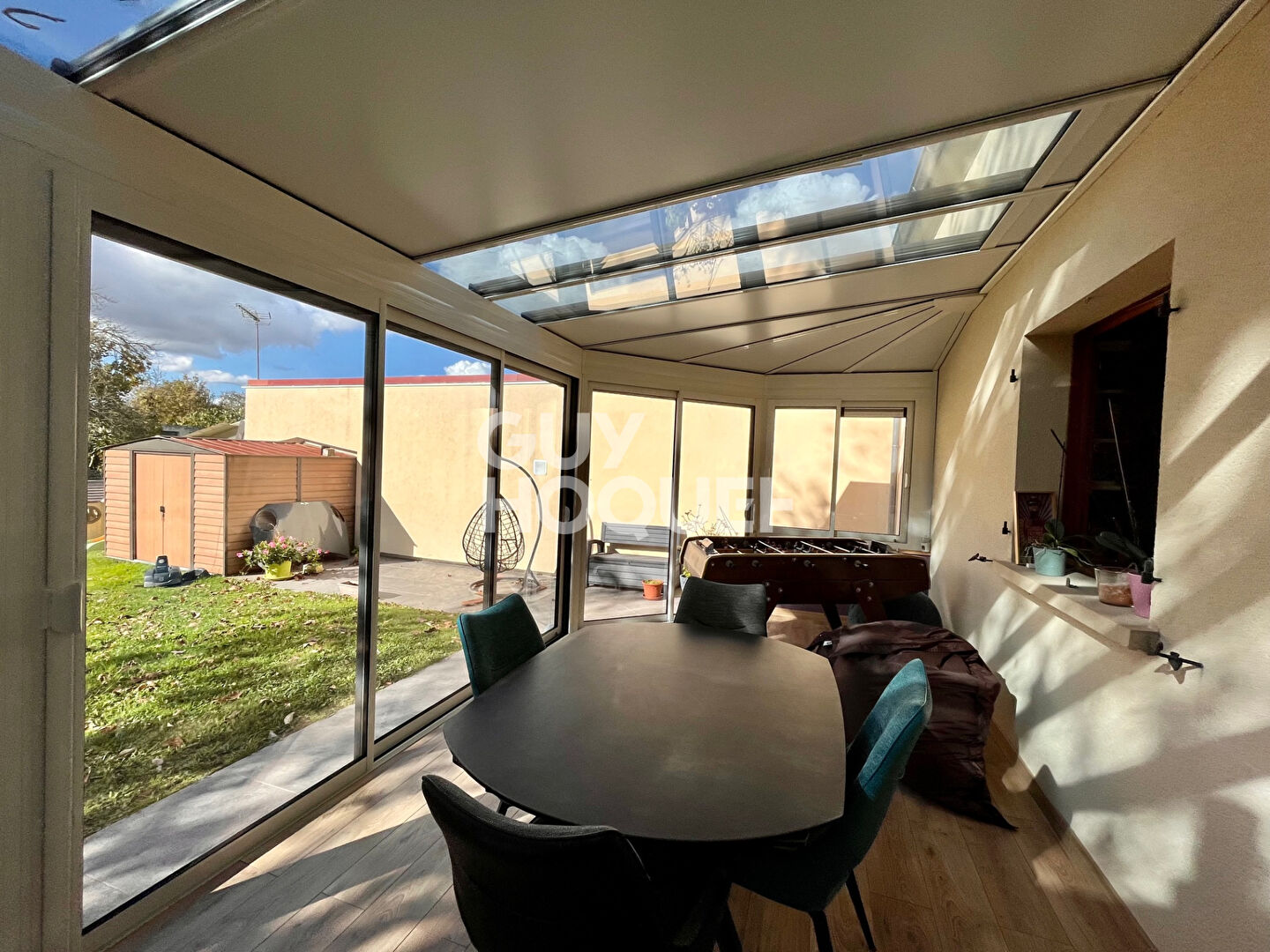 Maison des années 2000 de 143 m²  sur un terrain de 508m² avec quatre chambres.