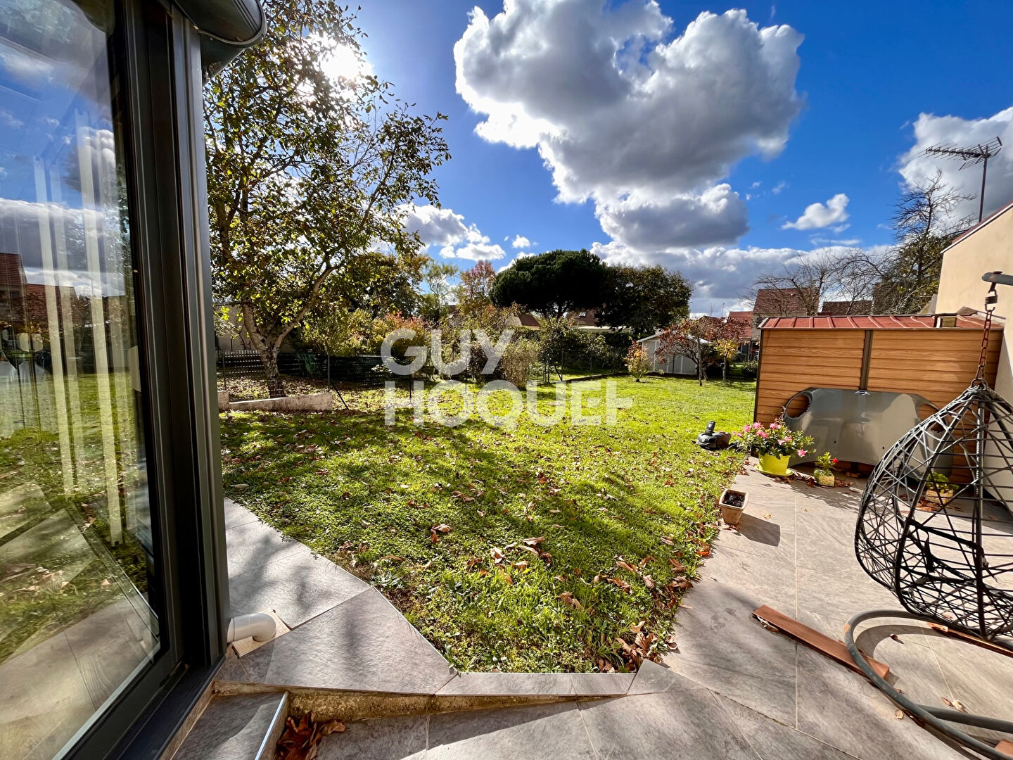 Maison des années 2000 de 143 m²  sur un terrain de 508m² avec quatre chambres.