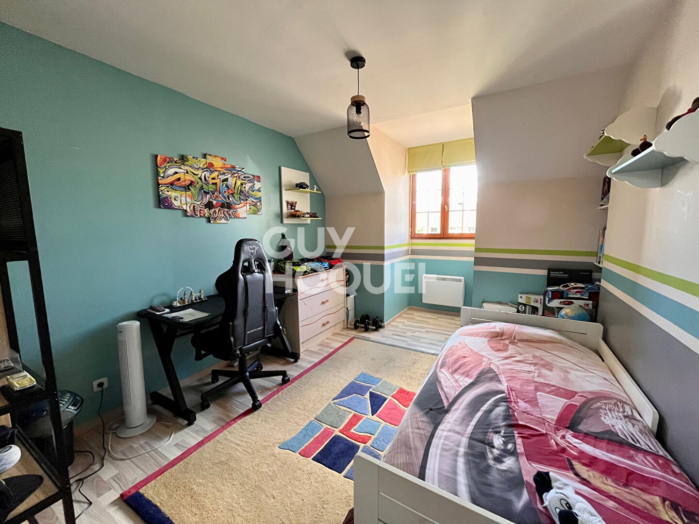 Maison des années 2000 de 143 m²  sur un terrain de 508m² avec quatre chambres.